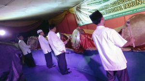 Wakil Bupati H. Amir Sakib Memukul Beduk Tanda Dibukanya Festival Bedug dan Baca Takbir RMA Tahun 1437 H / 2016 M di Masjid Agung, diikuti Asisten Ekbang Syafriwan, Kabag AKRK Setda Tanjabbar H. Mohd. Arif, Ketua DPD BKPRMI Tanjabbar Riano Jayawardhana Nst, SH. Selasa (13/9/16)