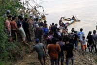 Puluhan warga bersama tim gabungan berkumpul di tepi Sungai Batanghari, Desa Sungai Aro, Kecamatan Tebo Ilir, Kabupaten Tebo, saat melakukan proses pencarian korban perahu karam, Sabtu (15/8/2026). (Foto: Dok. Kantor SARJambi)