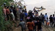 Puluhan warga bersama tim gabungan berkumpul di tepi Sungai Batanghari, Desa Sungai Aro, Kecamatan Tebo Ilir, Kabupaten Tebo, saat melakukan proses pencarian korban perahu karam, Sabtu (15/8/2026). (Foto: Dok. Kantor SARJambi)