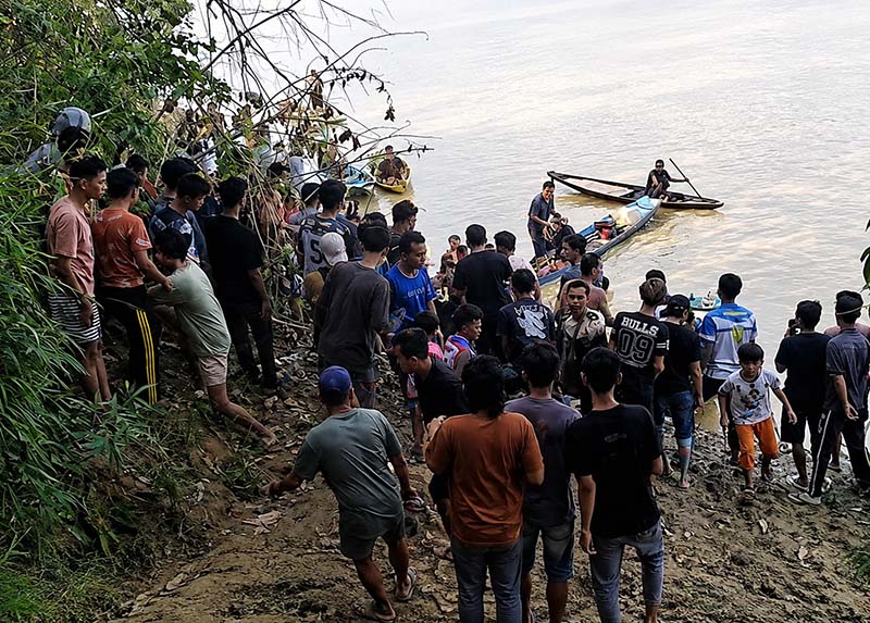 Puluhan warga bersama tim gabungan berkumpul di tepi Sungai Batanghari, Desa Sungai Aro, Kecamatan Tebo Ilir, Kabupaten Tebo, saat melakukan proses pencarian korban perahu karam, Sabtu (15/8/2026). (Foto: Dok. Kantor SARJambi)