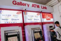 Warga melakukan transaksi di ATM Link di Jakarta, Ahad, 23 Mei 2021. (FOTO : TEMPO/M Taufan Rengganis)