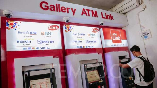 Warga melakukan transaksi di ATM Link di Jakarta, Ahad, 23 Mei 2021. (FOTO : TEMPO/M Taufan Rengganis)