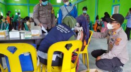Kapolsek pengabuan dan personil bersama guru dampingi pelajar saat vaksinasi, di Kantor Desa Karya Maju, Kecamatan Pengabuan, Sabtu (15/1/22). FOTO : Polsek Pengabuan