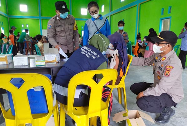 Kapolsek pengabuan dan personil bersama guru dampingi pelajar saat vaksinasi, di Kantor Desa Karya Maju, Kecamatan Pengabuan, Sabtu (15/1/22). FOTO : Polsek Pengabuan