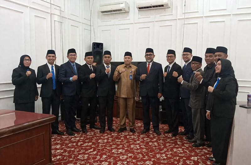 FOTO BERSAMA: Sekda Sudirman usai melantik para pejabat Administrator (Eselon III) Pemprov Jambi di Rumah Dinas Sekda. Dari 13 nama yang terjadwal dalam SK Gubernur, sebanyak 12 pejabat hadir mengikuti prosesi pelantikan dan pengambilan sumpah jabatan untuk mengisi posisi strategis di berbagai OPD di ruang kerja Rumah Dinas Sekda, Senin (6/4/2026). (FOTO : Dok. Istimewa)