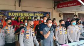 Kapolresta Jambi Kombes Pol Eko Wahyudi SIK MH bersama Dirreskrimum Polda Jambi Kombes Pol Kaswandi Irwan SIK, dan Kabid Humas Polda Jambi Kombes Pol Mulia Prianto saat konferensi pers, Kamis (27/1/22). FOTO : Noval/Ist.