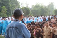 Wujudkan Gerakan Indonesia ASRI, PT Lontar Papyrus Gandeng Masyarakat dan Pelajar Gelar Aksi Gotong Royong Massal. FOTO : HMS