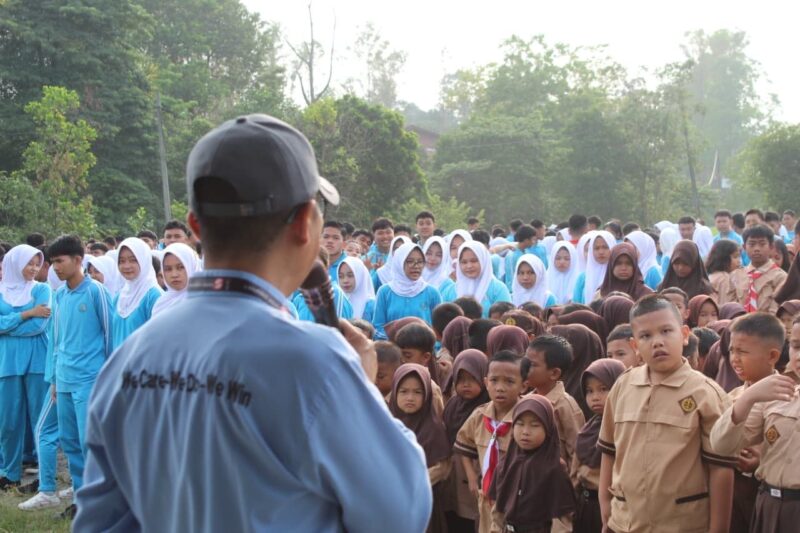 Wujudkan Gerakan Indonesia ASRI, PT Lontar Papyrus Gandeng Masyarakat dan Pelajar Gelar Aksi Gotong Royong Massal. FOTO : HMS