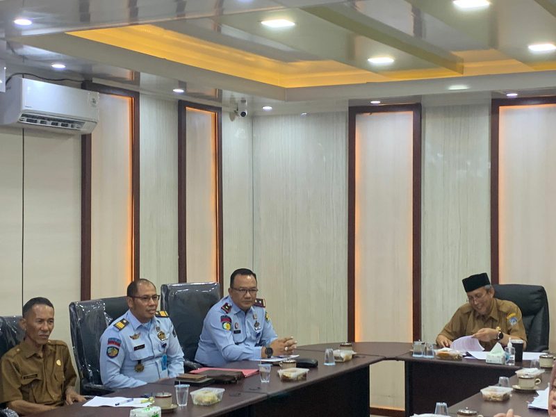 Sekda Tanjab Barat Ir. H. Agus Sanusi, M. Si memimpin rapat perjanjian kerjasama Pemerintah dan Lapas Kuala Tungkal. FOTO : Bang Ali
