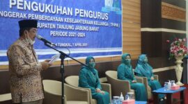 Bupati H. Anwar Sadat resmi melantikan dan kukuhkan Ketua dan Pengurus Tim Penggerak PKK Kabupaten Tanjab Barat Masa Bakti 2021-2024 di Aula Rumah Jabatan Bupati, Rabu (07/04/21).