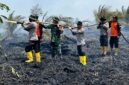 Karakteristik lahan gambut yang menyimpan bara di bawah permukaan tanah di Sungai Gelam, Muaro Jambi memaksa petugas bekerja ekstra keras melokalisasi area terdampak demi mencegah bencana kabut asap. (Foto: Dok. Istimewa Res MJ)