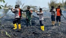 Karakteristik lahan gambut yang menyimpan bara di bawah permukaan tanah di Sungai Gelam, Muaro Jambi memaksa petugas bekerja ekstra keras melokalisasi area terdampak demi mencegah bencana kabut asap. (Foto: Dok. Istimewa Res MJ)