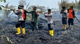 Karakteristik lahan gambut yang menyimpan bara di bawah permukaan tanah di Sungai Gelam, Muaro Jambi memaksa petugas bekerja ekstra keras melokalisasi area terdampak demi mencegah bencana kabut asap. (Foto: Dok. Istimewa Res MJ)