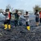 Karakteristik lahan gambut yang menyimpan bara di bawah permukaan tanah di Sungai Gelam, Muaro Jambi memaksa petugas bekerja ekstra keras melokalisasi area terdampak demi mencegah bencana kabut asap. (Foto: Dok. Istimewa Res MJ)
