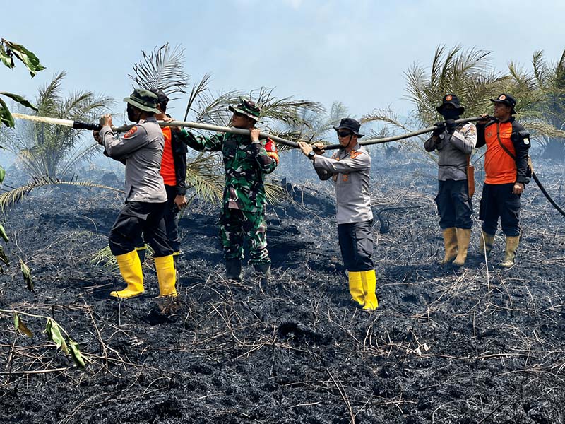 Karakteristik lahan gambut yang menyimpan bara di bawah permukaan tanah di Sungai Gelam, Muaro Jambi memaksa petugas bekerja ekstra keras melokalisasi area terdampak demi mencegah bencana kabut asap. (Foto: Dok. Istimewa Res MJ)