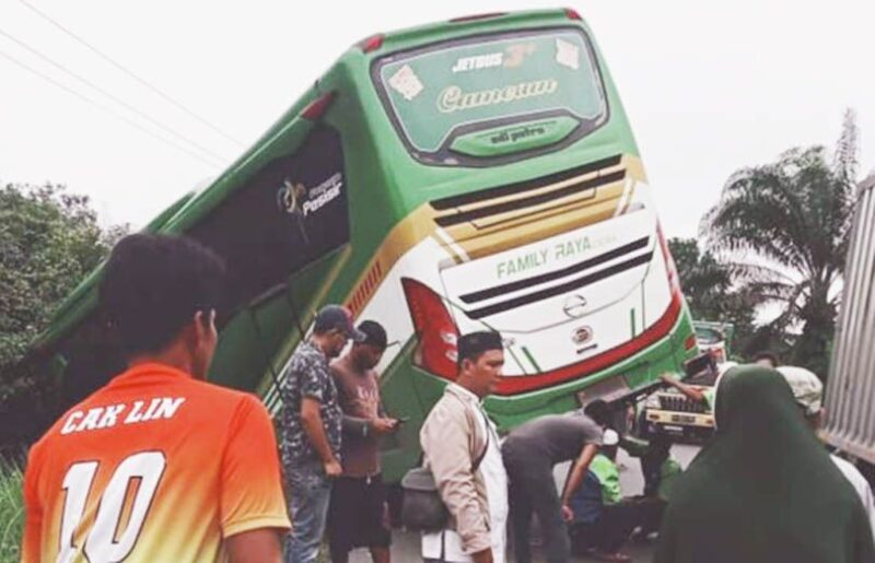 Tampak Bus Angkutan JCH Asal Merangin yang alami Kecelan di Wilayah Batanghari. FOTO : Ist