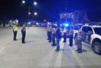 FOTO : Tim Petir Polisi Polres Tanjab Barat dan Satuan Lalulintas Tengah Berjaga dan Stanby di Jalan Alun-alun Kota Kuala Tungkal, Rabu (13/05/20).