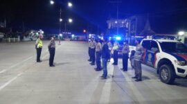 FOTO : Tim Petir Polisi Polres Tanjab Barat dan Satuan Lalulintas Tengah Berjaga dan Stanby di Jalan Alun-alun Kota Kuala Tungkal, Rabu (13/05/20).