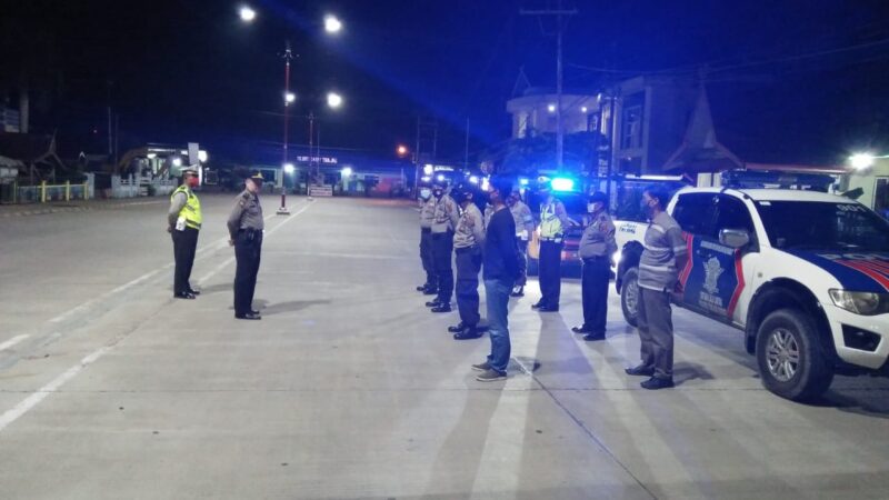 FOTO : Tim Petir Polisi Polres Tanjab Barat dan Satuan Lalulintas Tengah Berjaga dan Stanby di Jalan Alun-alun Kota Kuala Tungkal, Rabu (13/05/20).