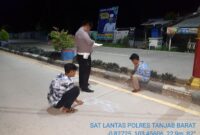 FOTO : Petugas Sat Lantas Polres Tanjab Barat Melakukan Pengukuean di TKP Pasca Kejadian Laka Lantas, Minggu (24/05/20)