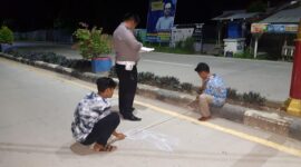FOTO : Petugas Sat Lantas Polres Tanjab Barat Melakukan Pengukuean di TKP Pasca Kejadian Laka Lantas, Minggu (24/05/20)