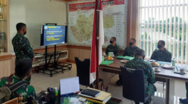 FOTO : Dandim 0419/Tanjab Selaaku Dansatgas TMMD Letkol Inf Erwan Susanto saat Menyampaikan Paparan Tim Wasev Mayjen TNI Arif Rahman beserta rombongan di ruang kerja Danrem di Makorem 042/Gapu, Jambi, Selasa (14/07/20)