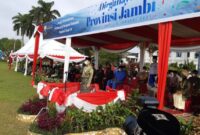 FOTO : Gubernur Jambi Fachrori Umar Pimpin Upacara di lapangan Kantor Gubernur Jambi, Rabu (06/01/21).
