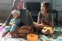 Siti Rahmawati (38) bersma anaknya Ketika di ruamah Jurnalis Kabarjambikito.com. FOTO : KJK