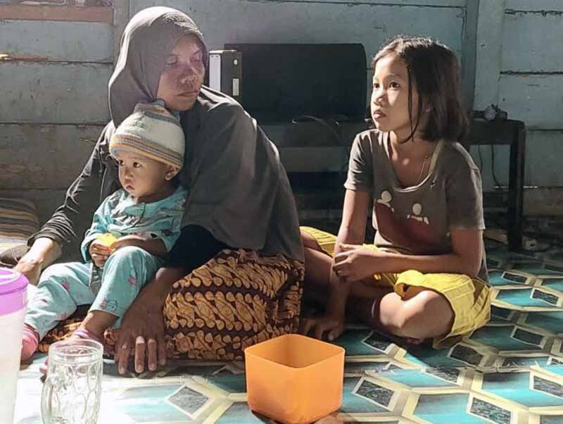 Siti Rahmawati (38) bersma anaknya Ketika di ruamah Jurnalis Kabarjambikito.com. FOTO : KJK
