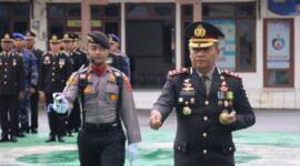 Kapolres Tanjung Jabung Barat Polda Jambi AKBP Padli, SH, SIK, MH periksa Pasukan peserta Upacara Hari Bhayangkara ke-77, Sabtu (1/7/23). FOTO : Humas Res Tjb 