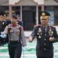 Kapolres Tanjung Jabung Barat Polda Jambi AKBP Padli, SH, SIK, MH periksa Pasukan peserta Upacara Hari Bhayangkara ke-77, Sabtu (1/7/23). FOTO : Humas Res Tjb 