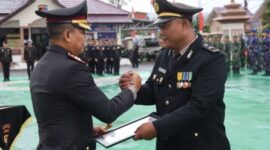 Kapolres Tanjung Jabung Barat Polda Jambi AKBP Padli, SH, SIK, MH menyerahkan piagam penghargaan kepada Ipda Widiharto saat Upacara Hari Bhayangkara ke-77, Sabtu (1/7/23). FOTO : Humas Res Tjb 