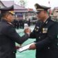 Kapolres Tanjung Jabung Barat Polda Jambi AKBP Padli, SH, SIK, MH menyerahkan piagam penghargaan kepada Ipda Widiharto saat Upacara Hari Bhayangkara ke-77, Sabtu (1/7/23). FOTO : Humas Res Tjb 