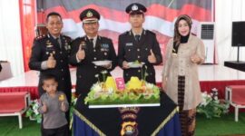 AKBP Padli, SH, SIK, MH, Ketua Bhayangkari Ny Yayuk Padli dan Putranya Muhammad Alfatih Fadly beserta Personel Tertua dan Termuda Polres Tanjung Jabung Barat Polda Jambi. FOTO : Humas Res Tjb