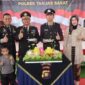 AKBP Padli, SH, SIK, MH, Ketua Bhayangkari Ny Yayuk Padli dan Putranya Muhammad Alfatih Fadly beserta Personel Tertua dan Termuda Polres Tanjung Jabung Barat Polda Jambi. FOTO : Humas Res Tjb