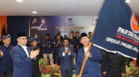 Dr H Syarif Fasha, ME menyerahkan Pataka ke H Hairan, SH saat pengukuhan Ketua dan pengurus DPD Partai NasDem Tanjab Barat, Sabtu (30/9/23). FOTO : Syukur 