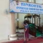 Bripda Muhammad Supriyadi Membersihkan Karpet Sajadah di Masjid Nur Annisa Polres Tanjung Jabung Barat (Ist)