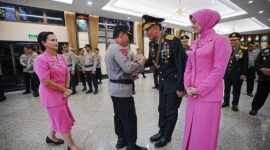 Kapolri Jenderal Listyo Sigit Prabowo Sematkan Tanda Kehormatan Bintang Bhayangkara Pratama kepada Pati Polri, Jumat (30/6/22). FOTO : Humas