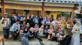 Jamal Darmawan Sie bersama pengurus dan Srikandi DPC Partai Demokrat Tanjab Barat Foto bersama Mutiara Ramadhani usai silaturahmi, Minggu (17/9/23). FOTO : Demokrat 