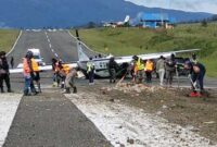 Pesawat perintis jenis karavan milik Smart Air dengan registrasi PK-SNN mengalami kecelakaan di Bandara Aminggaru Ilaga, Papua. (Dok. Suara.com/Istimewa)