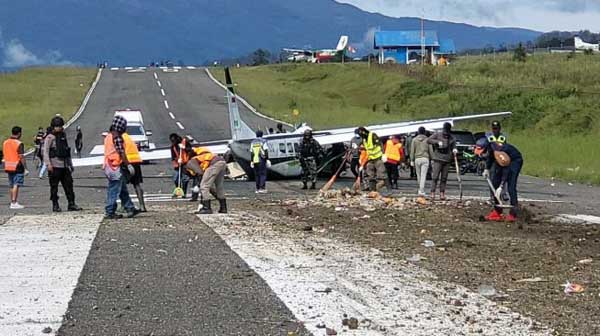Pesawat perintis jenis karavan milik Smart Air dengan registrasi PK-SNN mengalami kecelakaan di Bandara Aminggaru Ilaga, Papua. (Dok. Suara.com/Istimewa)