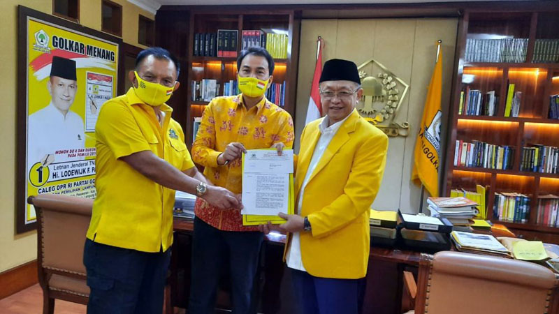 FOTO : Cek Endra Memegang SK Rekomendasi DPP Partai Golkar