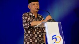 Guru Beasr UIN Syarif Hidayatullah Jakarta, Azyumardi Azra memberikan siraman rohani pada perayaan syukuran dan peluncuran buku HUT Ke-50 Harian Kompas di Bentara Budaya Jakarta, Minggu (28/6/15). FOTO : KOMPAS