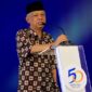 Guru Beasr UIN Syarif Hidayatullah Jakarta, Azyumardi Azra memberikan siraman rohani pada perayaan syukuran dan peluncuran buku HUT Ke-50 Harian Kompas di Bentara Budaya Jakarta, Minggu (28/6/15). FOTO : KOMPAS