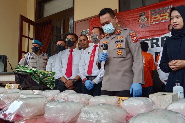 Kapolretabes Bandung Kombes Aswin Sipayung Memperlihatkan barang bukti 20 Kg sabu yang rencananya akan diedarkan di wilayah Kota Bandung, Senin (27/6/22).(Foto : KOMPAS.COM/AGIE PERMADI)