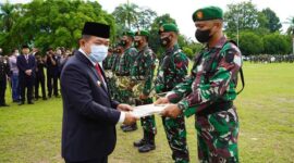 Gubernur Jambi Dr. H. Al Haris Saat Menyerahkan Penghargaan Kasad kepada 8 Prajurit Korem 042/Gapu saat upacara Hari Bela Negara ke 73 tahun 2021 di halaman kantor Gubernur Jambi, Senin (20/12/21). FOTO : PENREM.