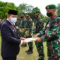 Gubernur Jambi Dr. H. Al Haris Saat Menyerahkan Penghargaan Kasad kepada 8 Prajurit Korem 042/Gapu saat upacara Hari Bela Negara ke 73 tahun 2021 di halaman kantor Gubernur Jambi, Senin (20/12/21). FOTO : PENREM.