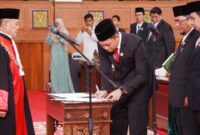 Hafis Fattah, Ivan Wirata dan Faisal Riza Resmi Dilantik Jadi Pimpinan DPRD Provinsi Jambi. FOTO : HMS