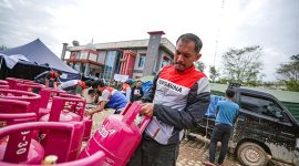 Pertamina Patra Niaga Salurkan Total 983 Tabung LPG untuk Dukung Dapur Umum Korban Banjir di Sumatera. FOTO : WKI