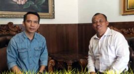 Ketua Ketua Forum Pencinta Perahu Tradisional Jambi A. Rasyid dan Ketua Umum Persatuan Olahraga Dayung Seluruh Indonesia (PODSI) Provinsi Jambi, Hasan Mabruri, S.Sos, M.Si. FOTO : Noval/Ist